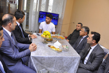 Neftçala Rayon İcra Hakimiyyətinin başçısı yaralanan hərbi qulluqçuları evlərində ziyarət edib