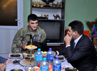 Neftçala Rayon İcra Hakimiyyətinin başçısı yaralanan hərbi qulluqçuları evlərində ziyarət edib