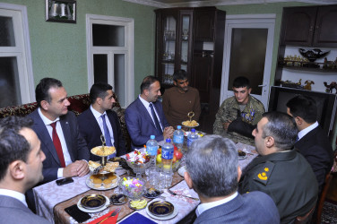 Neftçala Rayon İcra Hakimiyyətinin başçısı yaralanan hərbi qulluqçuları evlərində ziyarət edib